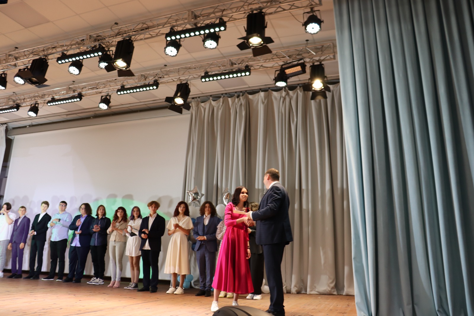 В МБОУ Новоусманская СОШ №2 прошло награждение выпускников знаками отличия комплекса ГТО.
