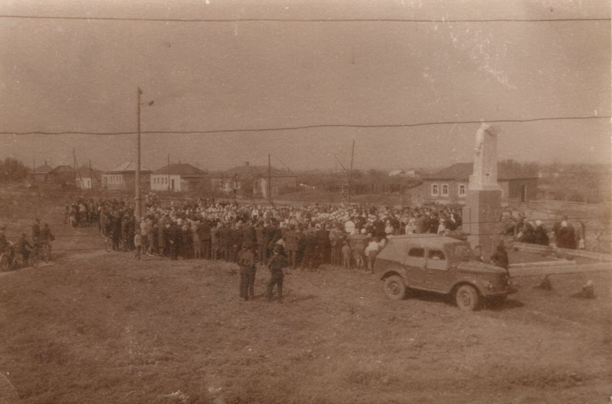 митинг около памятника.