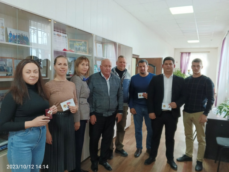 Сотрудников администрации Бабяковского сельского поселения наградили знаками комплекса ГТО.